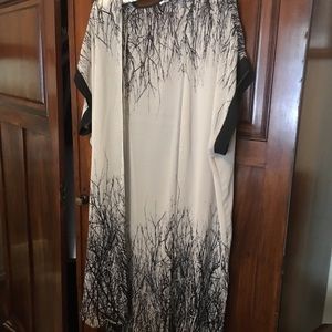 Kimono cream and black hits btwn calf and knee